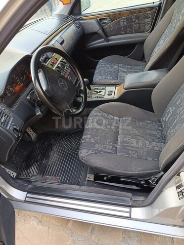 Mercedes E 240-8