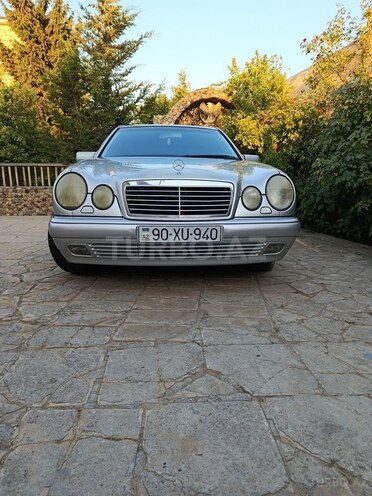Mercedes E 240-1