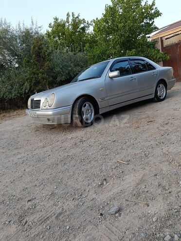 Mercedes E 240-4