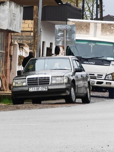 Mercedes 250 D-1