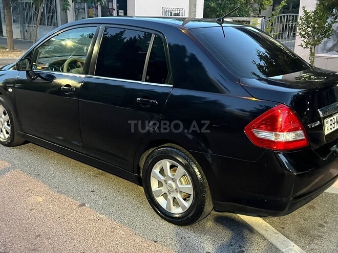 Nissan Tiida-12