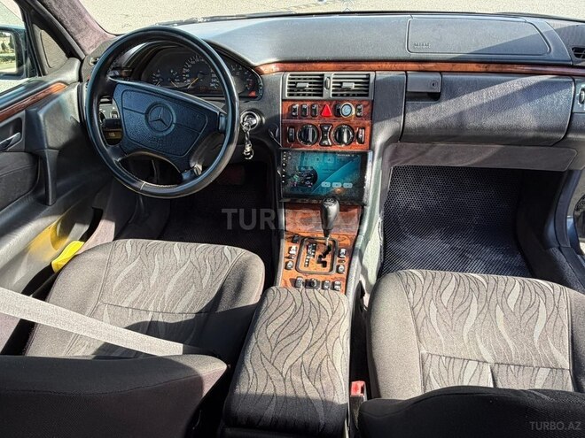 Mercedes E 240-8