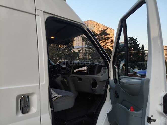 Ford Transit-11