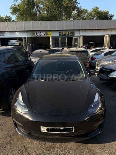 Tesla Model 3-1