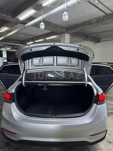 Hyundai Accent-7