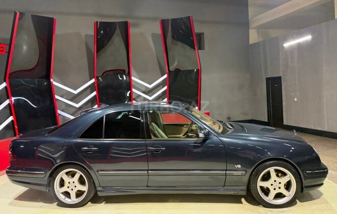 Mercedes E 240-4