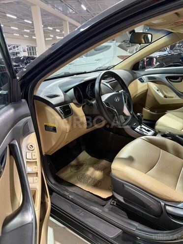 Hyundai Elantra-12