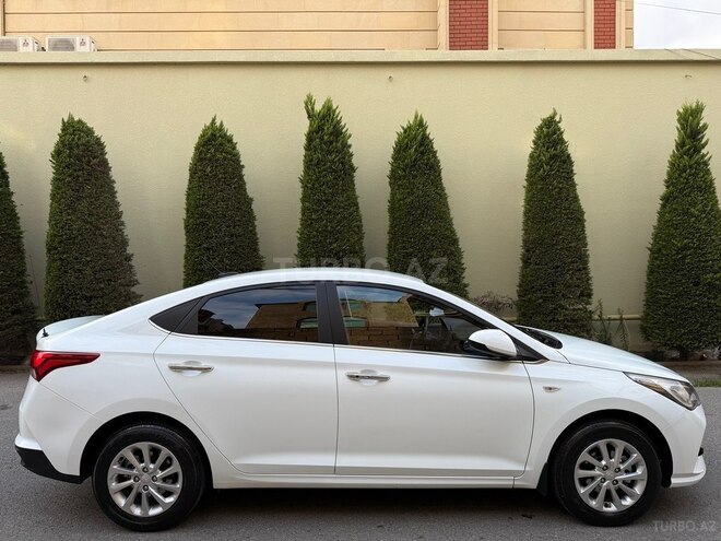 Hyundai Accent-7