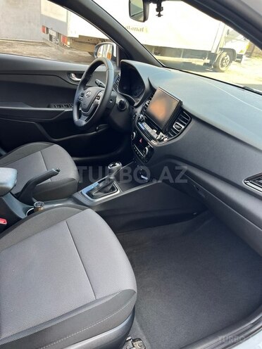 Hyundai Accent-17
