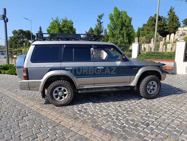 Mitsubishi Pajero-4