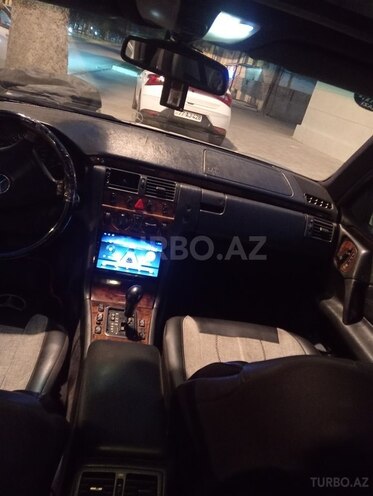 Mercedes E 320-6