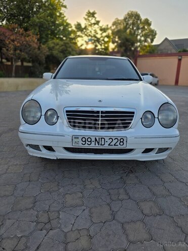 Mercedes E 220-1