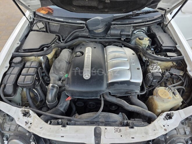 Mercedes E 220-11