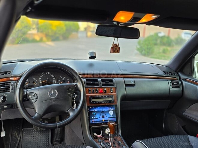 Mercedes E 220-13