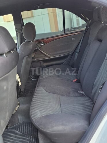 Mercedes E 220-17