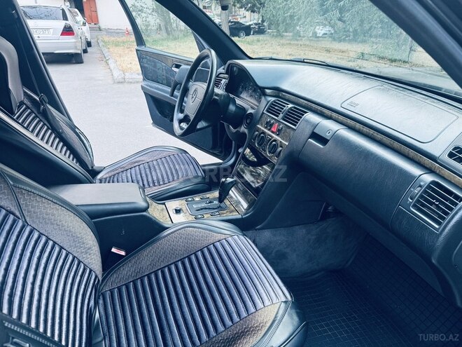 Mercedes E 230-11
