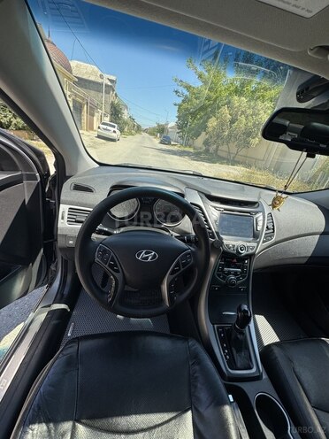 Hyundai Elantra-13