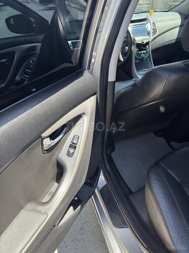 Hyundai Elantra-8