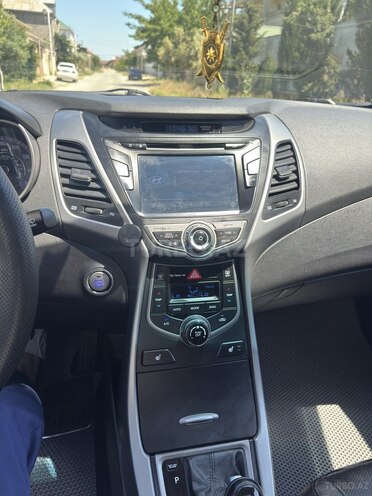 Hyundai Elantra-12