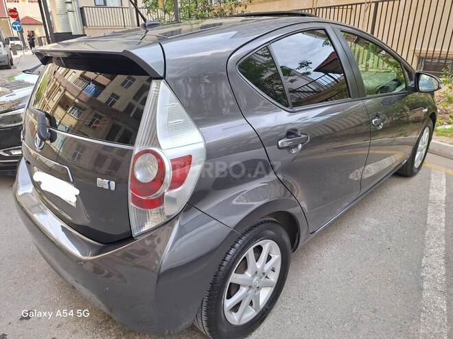 Toyota Prius C-8
