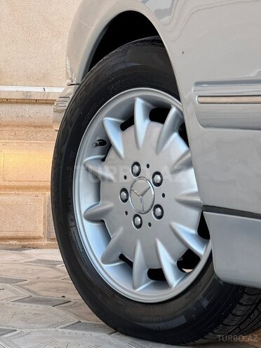 Mercedes E 220-10