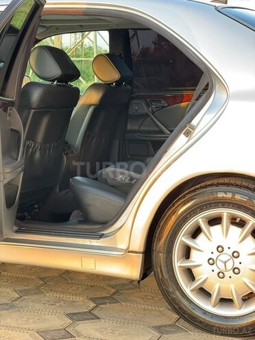Mercedes E 220-11