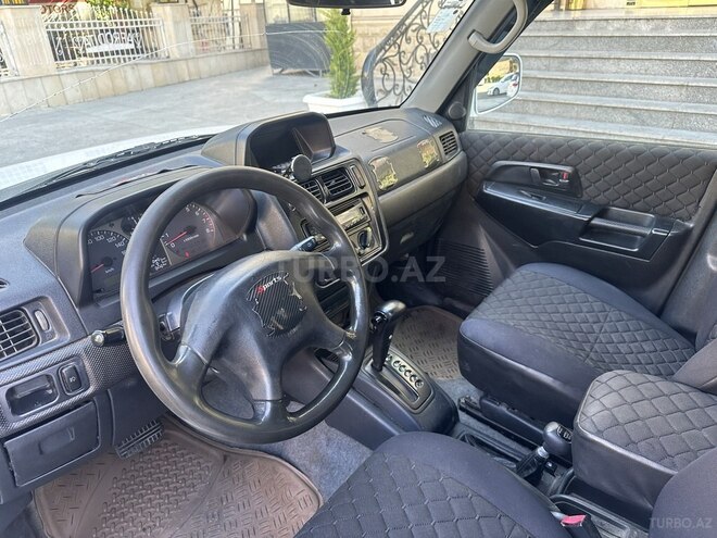 Mitsubishi Pajero io-7