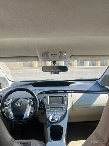Toyota Prius-5