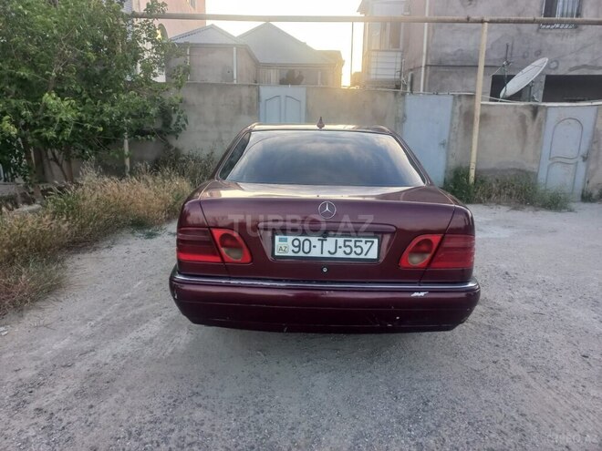 Mercedes E 220-11