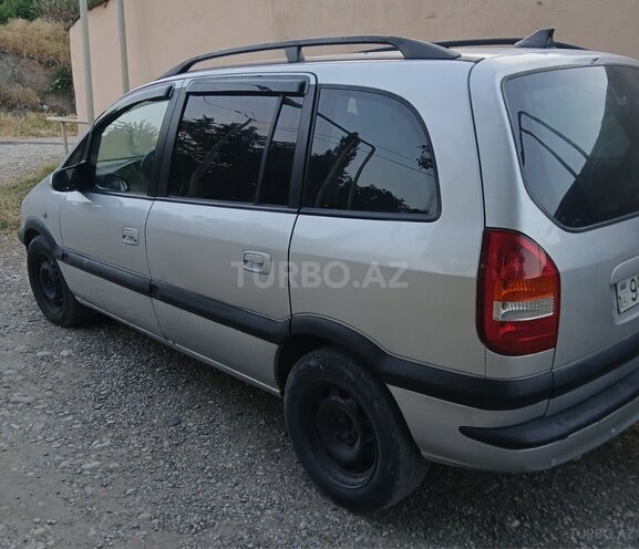 Opel Zafira-5