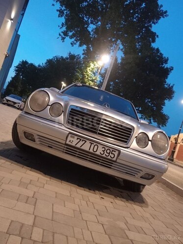 Mercedes E 320-1