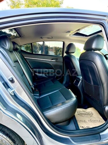 Hyundai Elantra-11