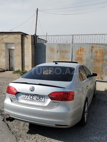 Volkswagen Jetta-13