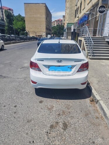 Hyundai Accent-12