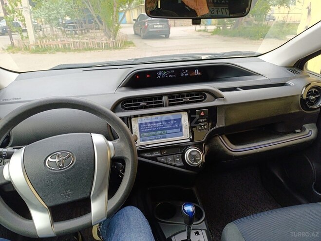 Toyota Aqua-5