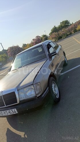 Mercedes 200 D-2