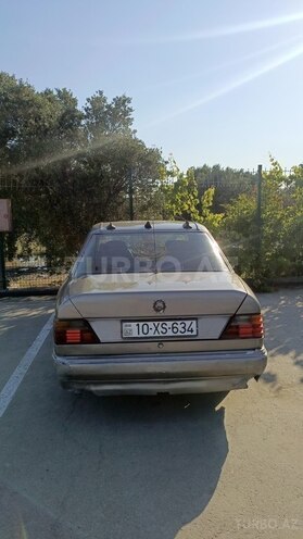 Mercedes 200 D-10