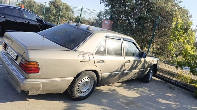 Mercedes 200 D-11