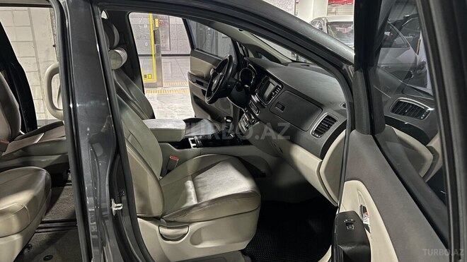 Kia Carnival-5