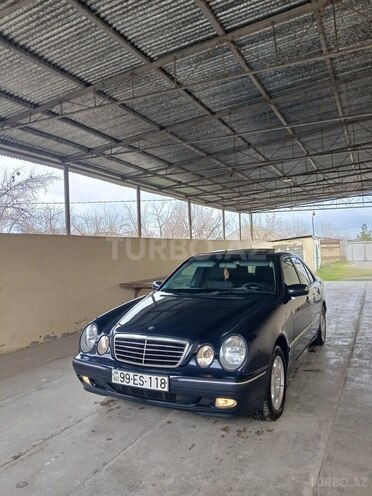 Mercedes E 240-1