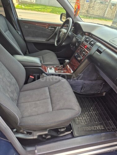 Mercedes E 240-4