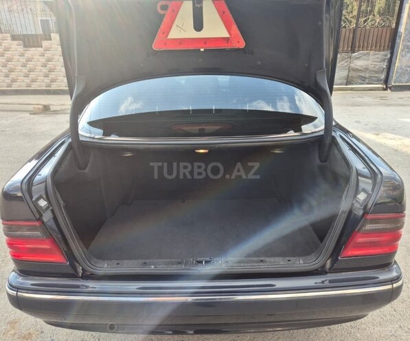 Mercedes E 240-6