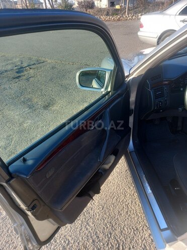 Mercedes E 220-10