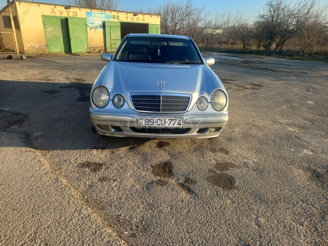 Mercedes E 220-1