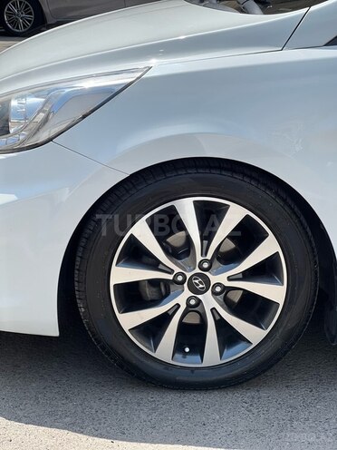 Hyundai Accent-12