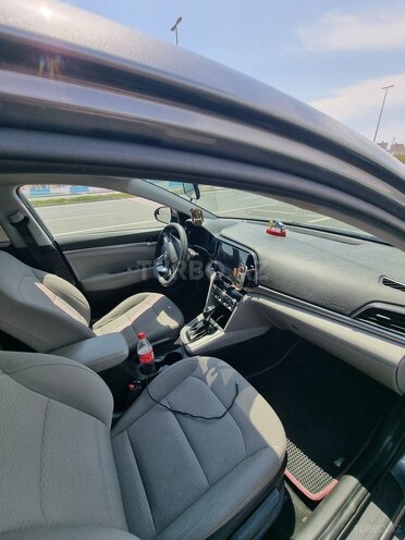 Hyundai Elantra-11