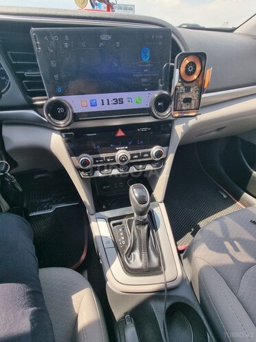 Hyundai Elantra-15
