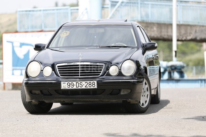 Mercedes E 240-1