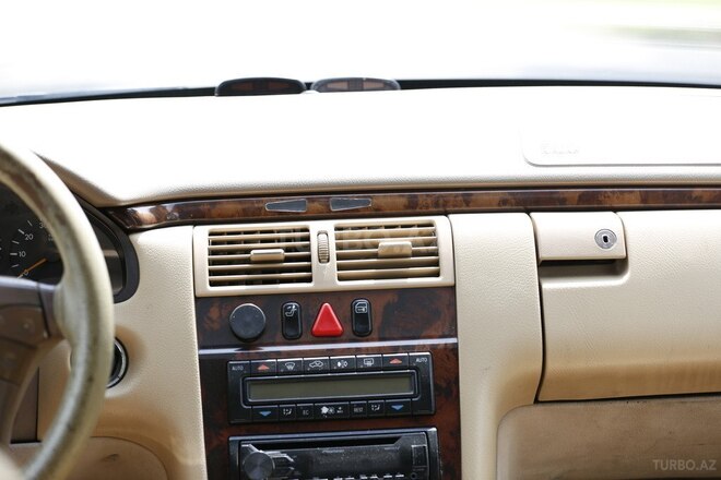 Mercedes E 240-6