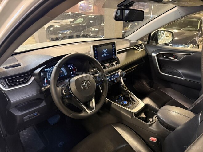 Toyota RAV4-8